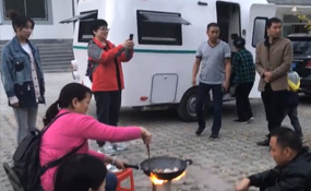 湖北开来车辆——拖挂房车晚上开饭