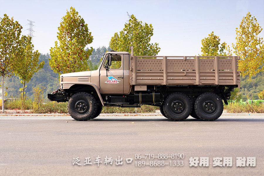 东风25Y,军绿色越野卡车,运兵车,EQ2082,带绞盘的越野车,尖头货车