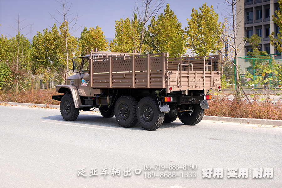 东风25Y,军绿色越野卡车,运兵车,EQ2082,带绞盘的越野车,尖头货车