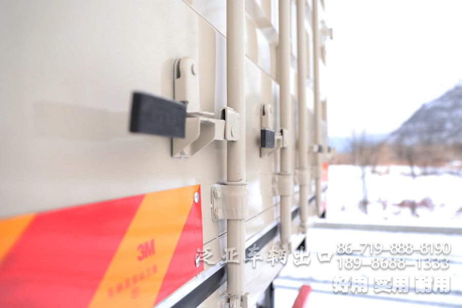 东风8x4仓栅车，东风平头一排半驾驶室，东风重型仓栅车，东风大承载力越野卡车，东风十二档变速卡车，东风420L油箱，仓栅运输车，大马力卡车