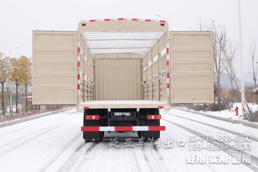 东风8x4仓栅车，东风平头一排半驾驶室，东风重型仓栅车，东风大承载力越野卡车，东风十二档变速卡车，东风420L油箱，仓栅运输车，大马力卡车